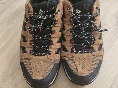 men's 10 Columbia hiking shoes.