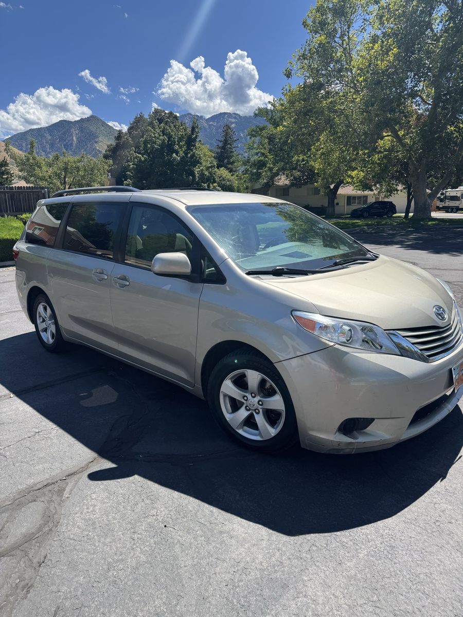 2017 Toyota Sienna LE 7 Passenger