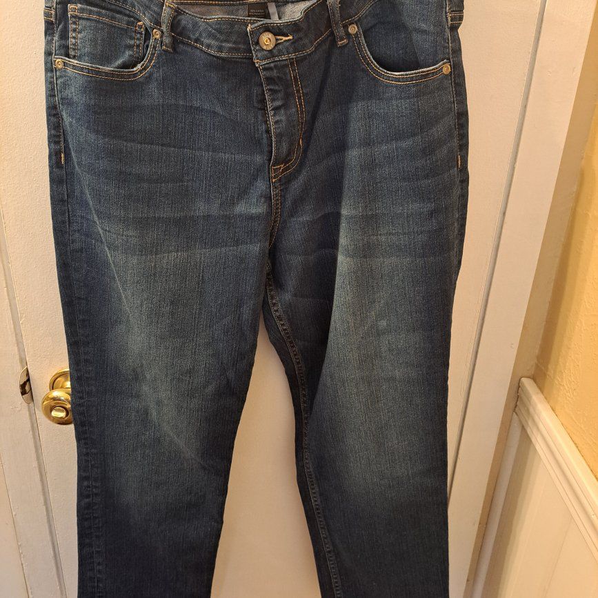 Cute womens Apt 9 brand capri jeans