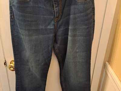 Cute womens Apt 9 brand capri jeans