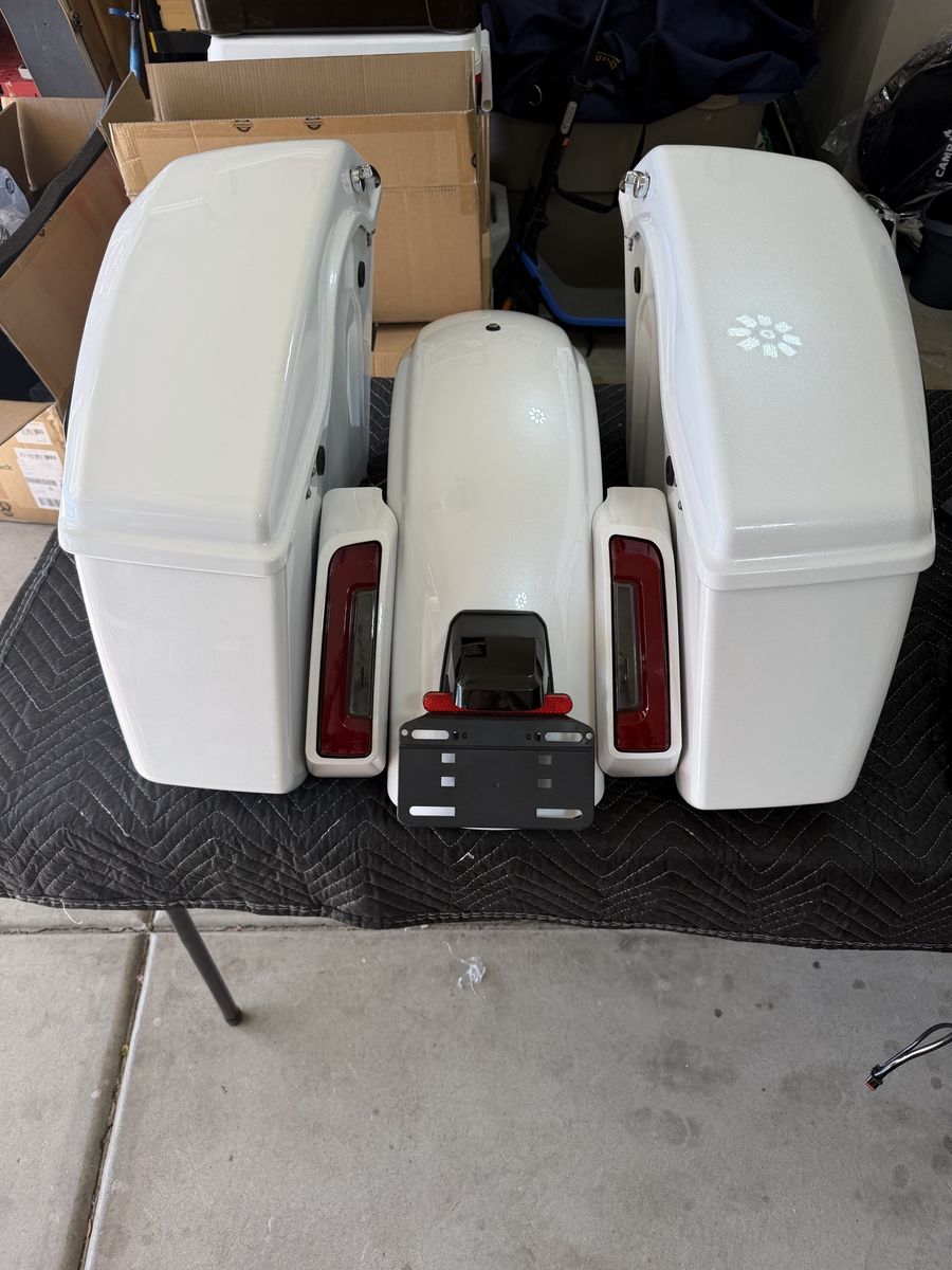 2025 street glide rear fender, saddlebags, lights and wiring.