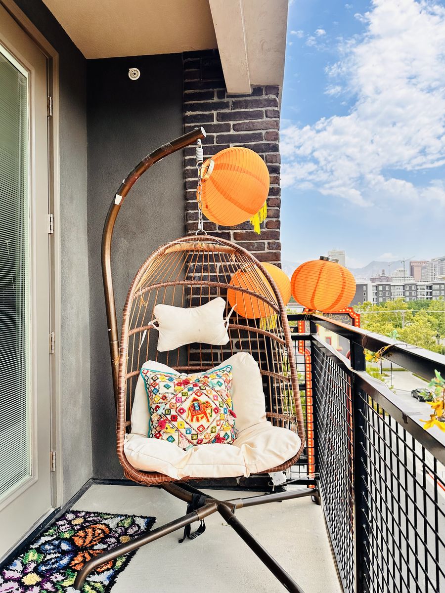 Swing chair lounge