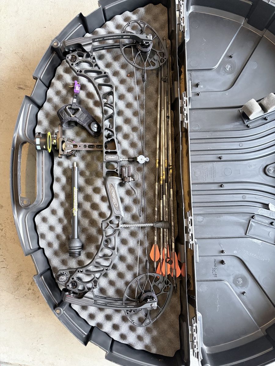 Mathews Vertix Package – Fast Eddie, QAD Rest, Bee Stinger, Case – $1,250 OBO