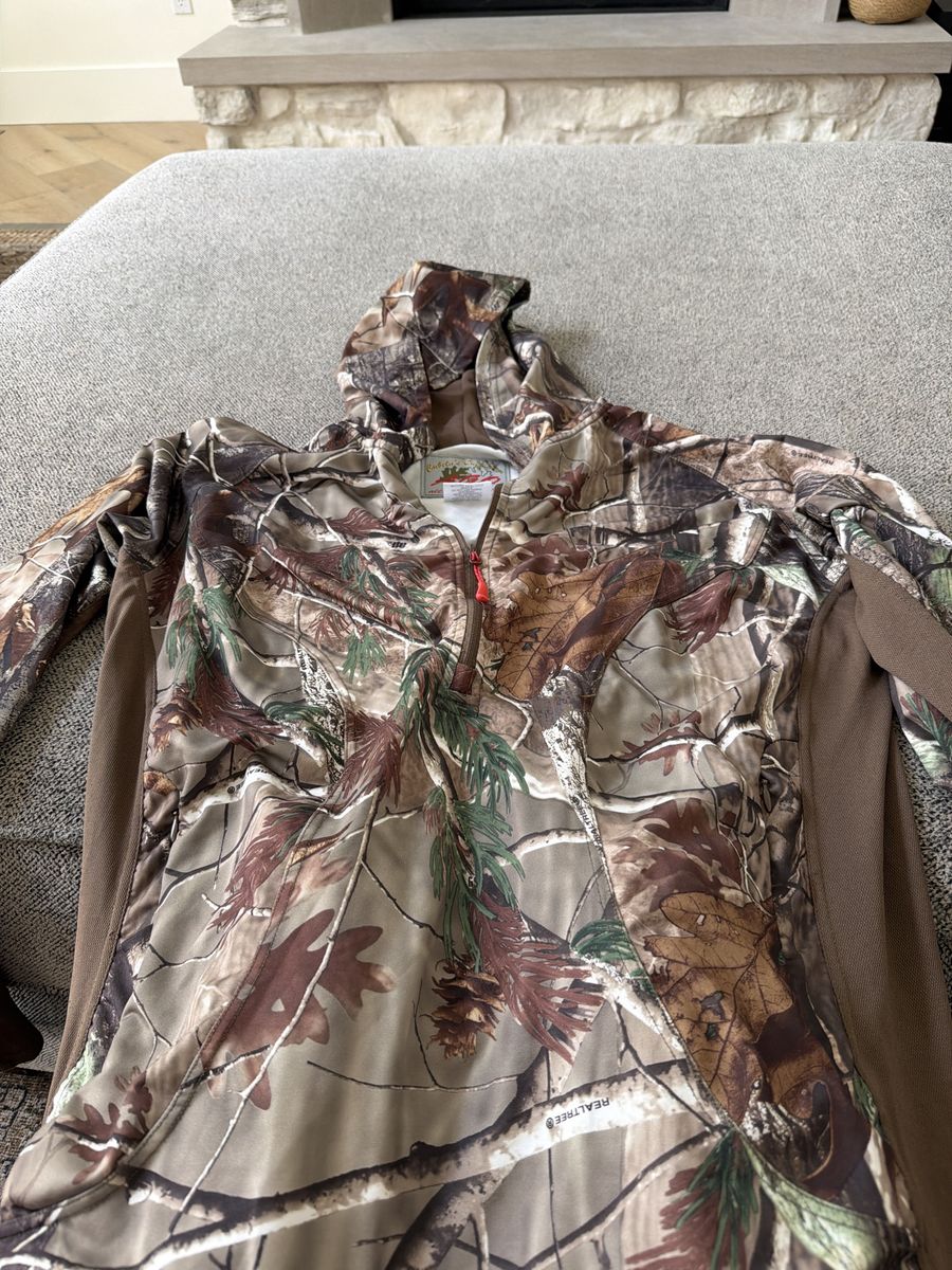 Cabelas hunting camo jacket, women’s size 2xl but runs smaller.