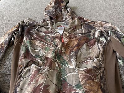 Cabelas hunting camo jacket, women’s size 2xl but runs smaller.