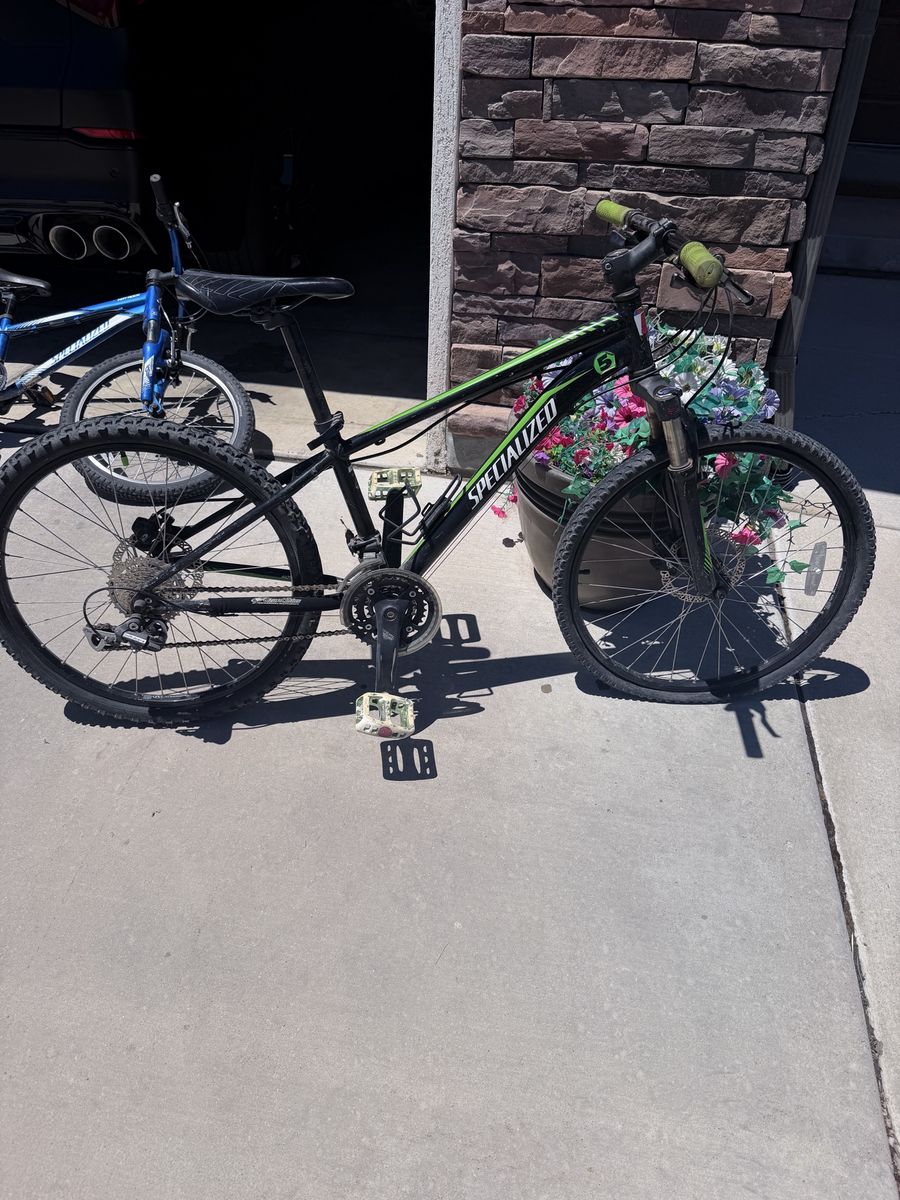 Specialized Hardtail Mountain Bike - Black/Green, Disc Brakes