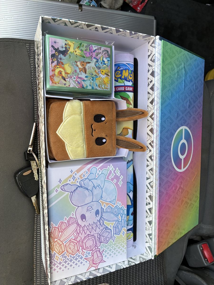 Pokémon Eevee Evolutions Elite Trainer Box - Shining Fates TCG Set