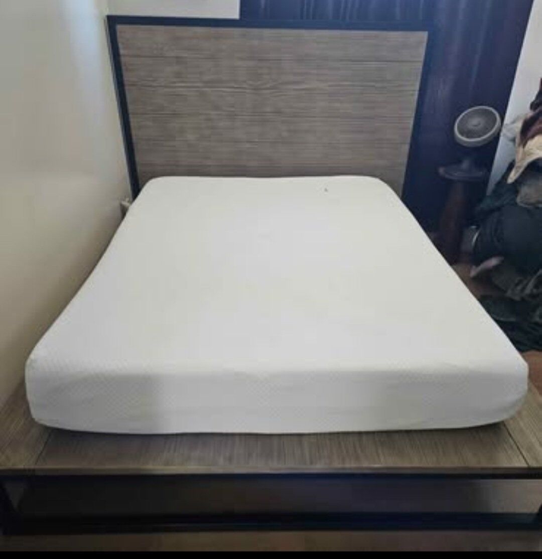 Queen Bedframe