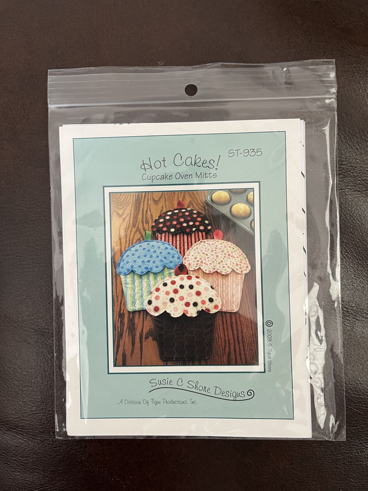 Cupcakes Oven Mitts Pattern- Susie C. Shore - Super Cute