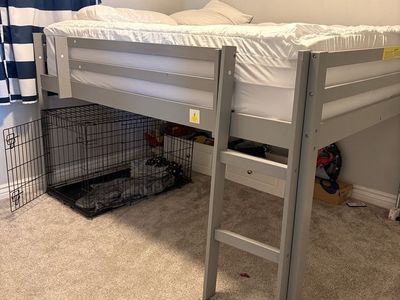 Full/queen loft bed