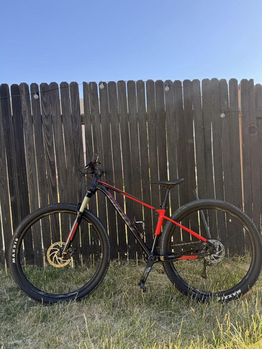 Giant Fathom 29er Hardtail Mountain Bike - Red/Black, Maxxis Tires, Disc Brakes 2023