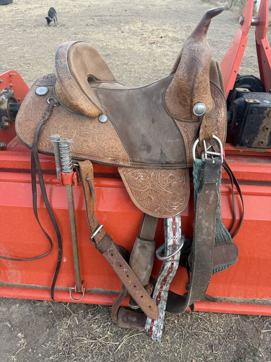 Treeless barrel saddle