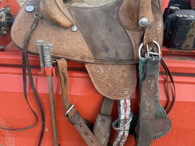 Treeless barrel saddle