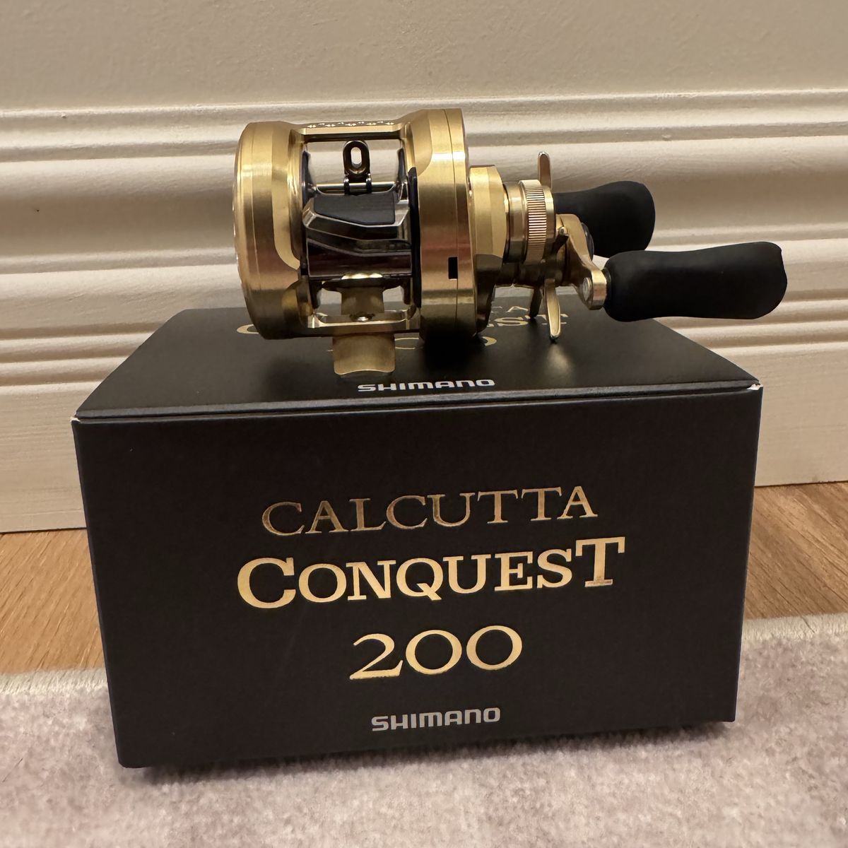 Shimano Calcutta Conquest 200 Baitcasting Fishing Reel - Gold, Right Hand Retrieve