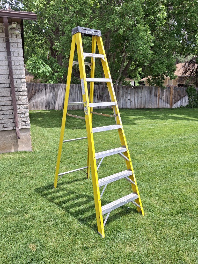 Warner 8 foot fiberglass ladder