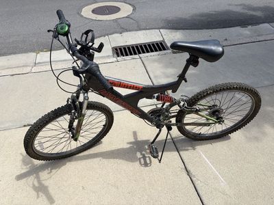 Black/Green kids Dynacraft Gauntlet mountain bike