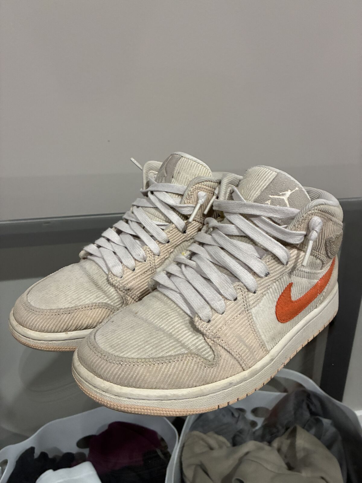 Air Jordan 1 Mid – Corduroy (Light Bone / Orange)