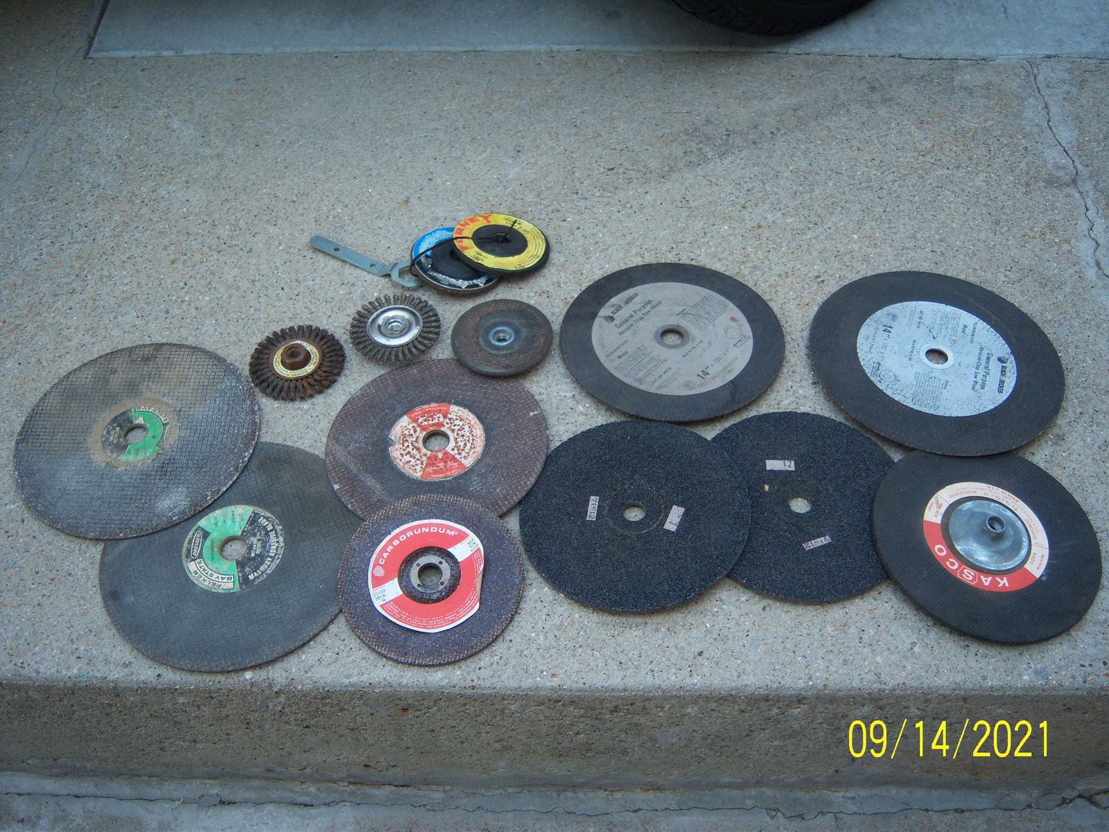 ASSORTMENT OF GRINDING BLADES