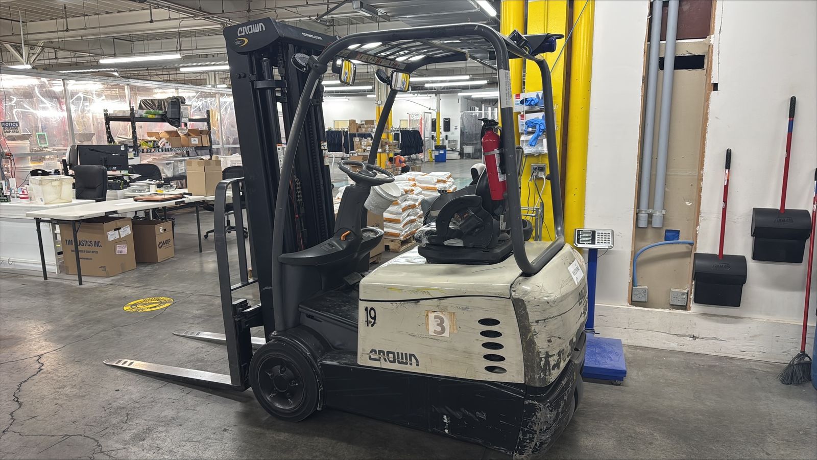 Crown Electric Forklift – 3,250 lb Capacity – 15.8 ft Lift