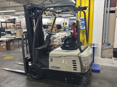 Crown Electric Forklift – 3,250 lb Capacity – 15.8 ft Lift
