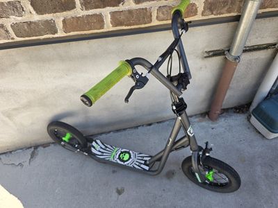Mongoose Rise 100 BMX Style Kick Scooter - Gray/Green