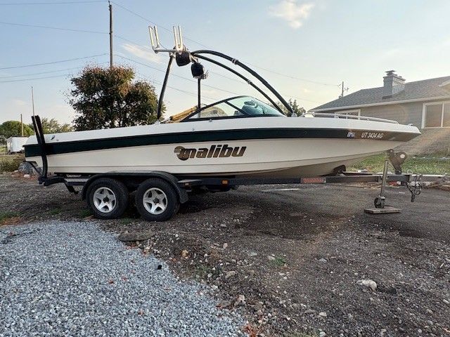 99 Malibu Sunsetter 21’ boat with rear teak swim deck w/Malibu trailer