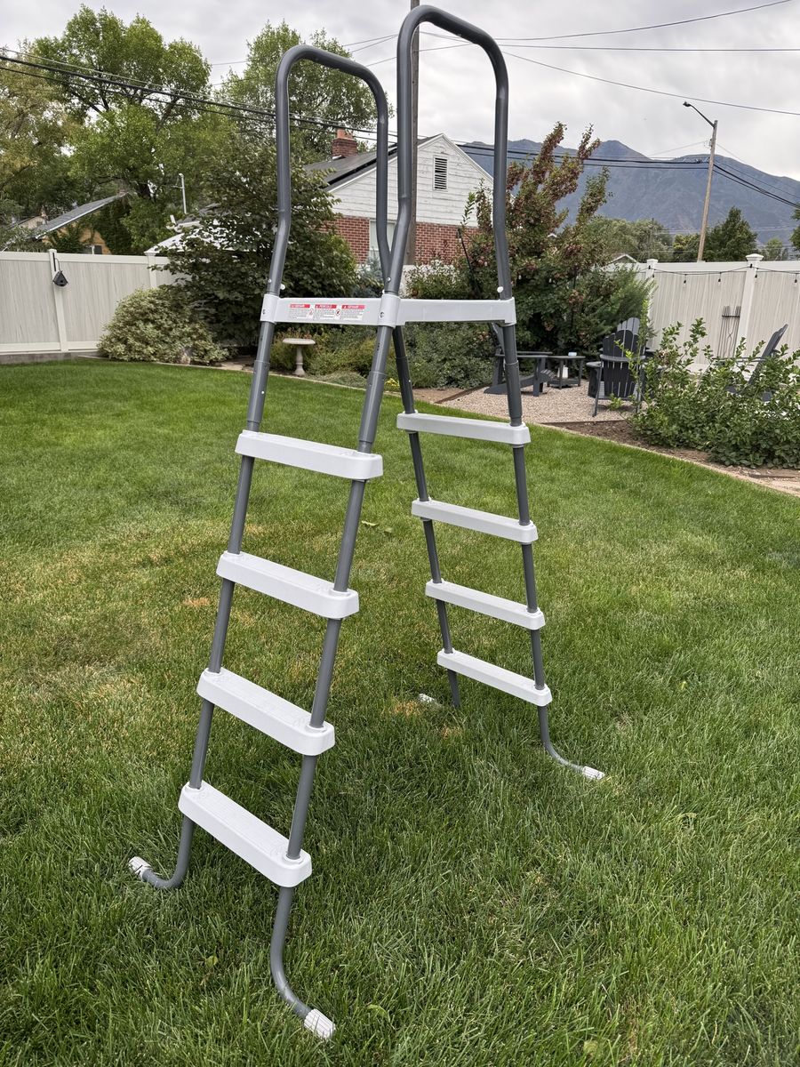 Above ground pool ladder