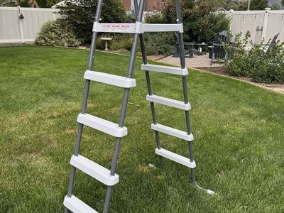 Above ground pool ladder