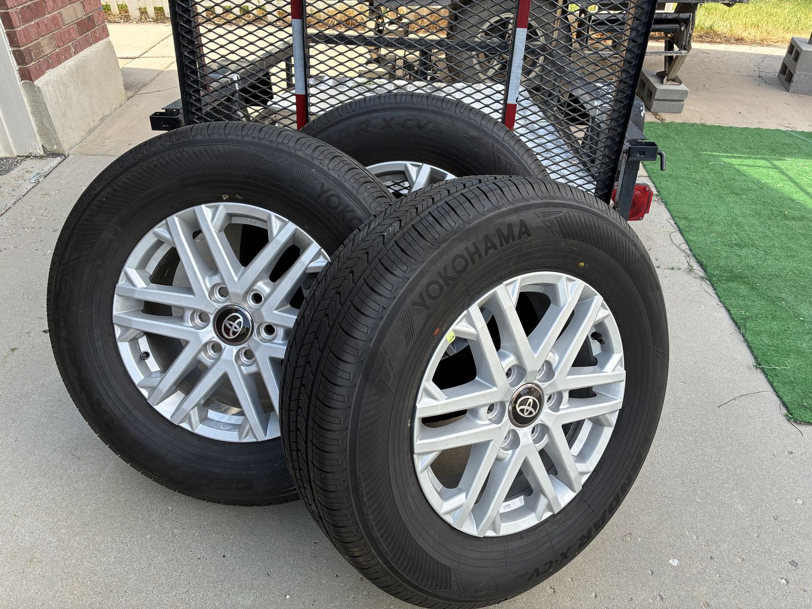 3 Toyota tundra take off tires. 265/70R18