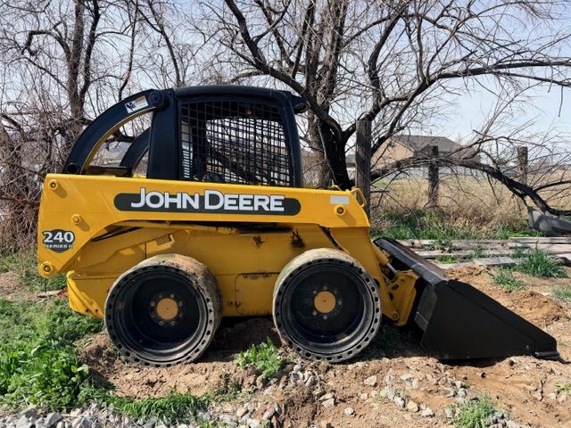 JOHN DEERE SKID STEER 240