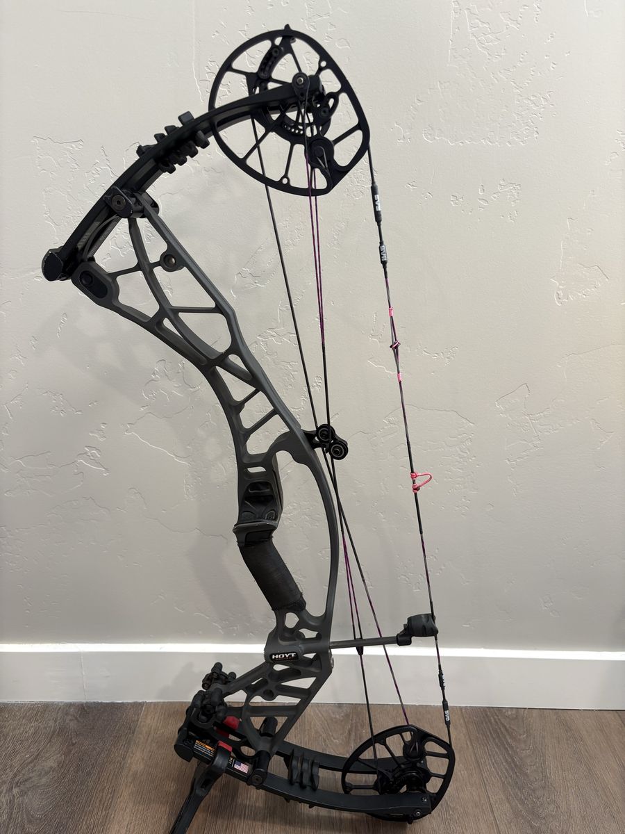 2020 Hoyt Axius Compound Bow - Storm Gray with GAS Bowstrings & Accessories