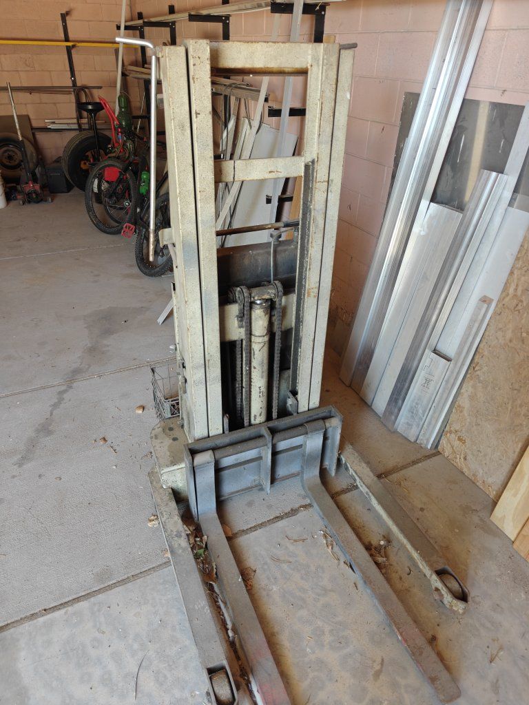 Hand electric fork lift