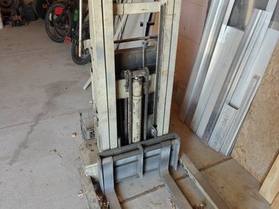 Hand electric fork lift