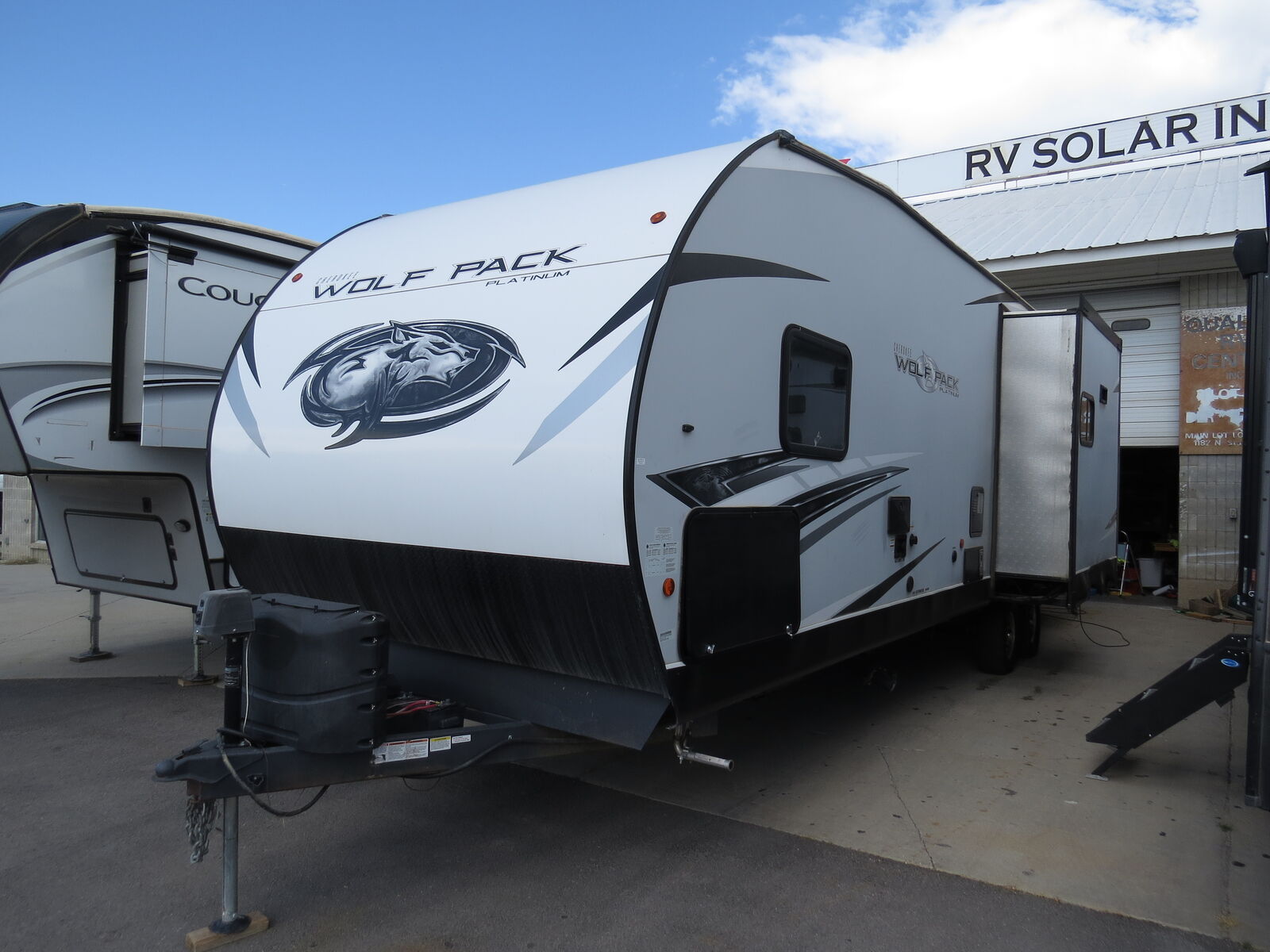 2022 Cherokee Wolfpack 23pack15 (15' Grage!) Solar!