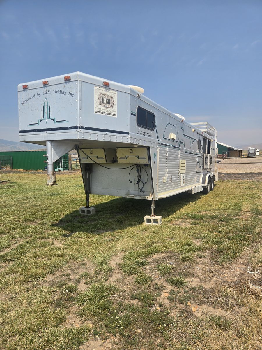 Aluminum 3 horse living quarters Trailer