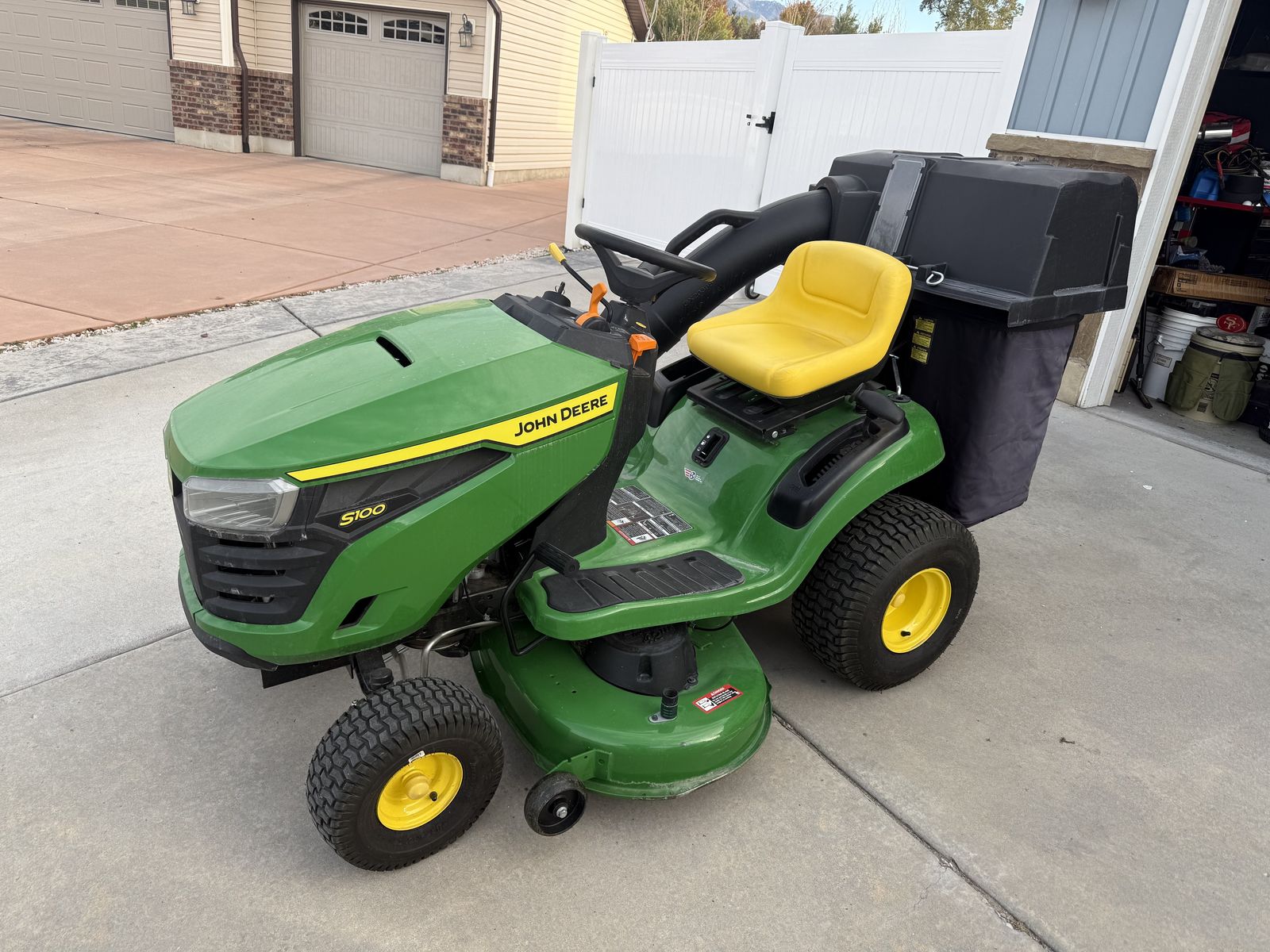 John Deere S100 Riding Lawnmower w/ Bagger System