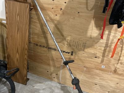 Free weed whacker ( doesn’t start )