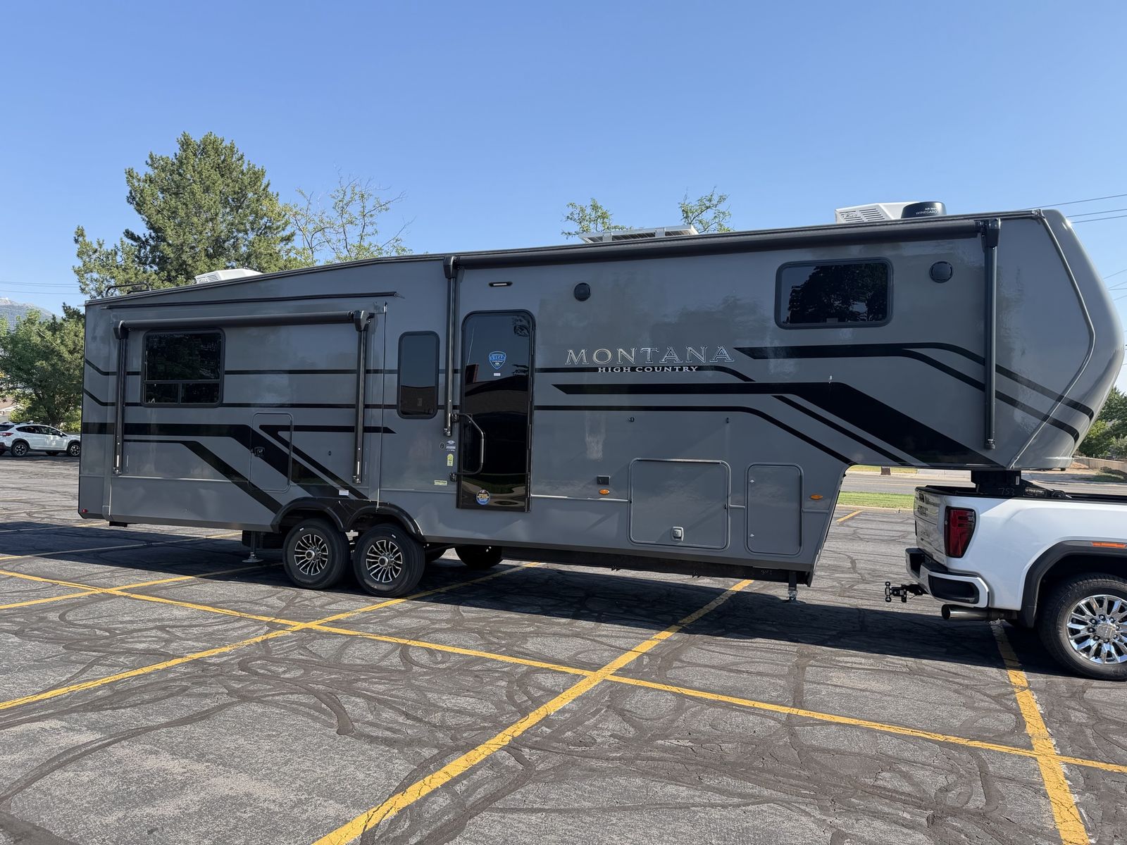 2025 Montana High Country 311RD Fifth Wheel 35ft like new