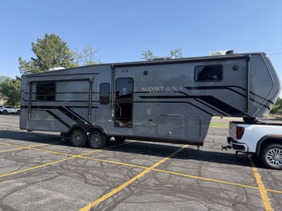 2025 Montana High Country 311RD Fifth Wheel 35ft like new