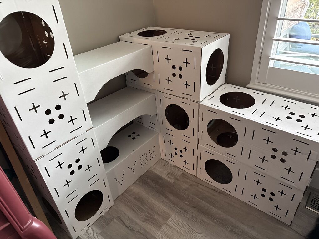 Vybe Cats Adjustable Castle