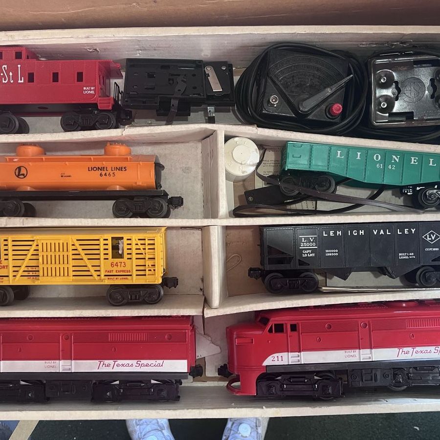 Vintage Lionel Train Collection – Locomotives, Freight Cars, Cabooses & Track – Complete Bundle