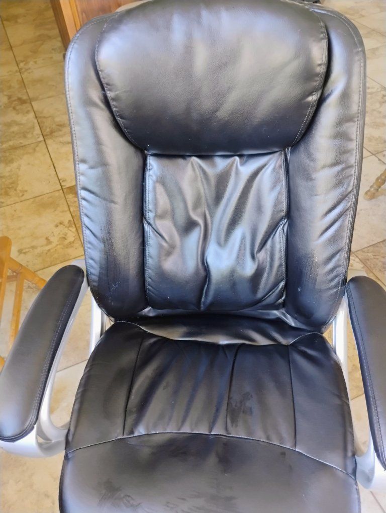 Black Office Chair with Armrests and Swivel Base - Used Condition