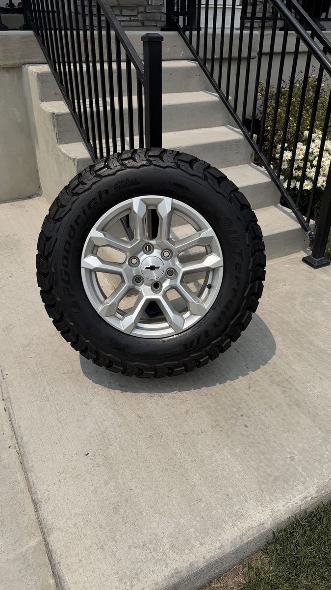 Chevy Silverado 1500 Tahoe Rims and tires 275/65R18 Bfgoodrich Ko3 Load E Almost new