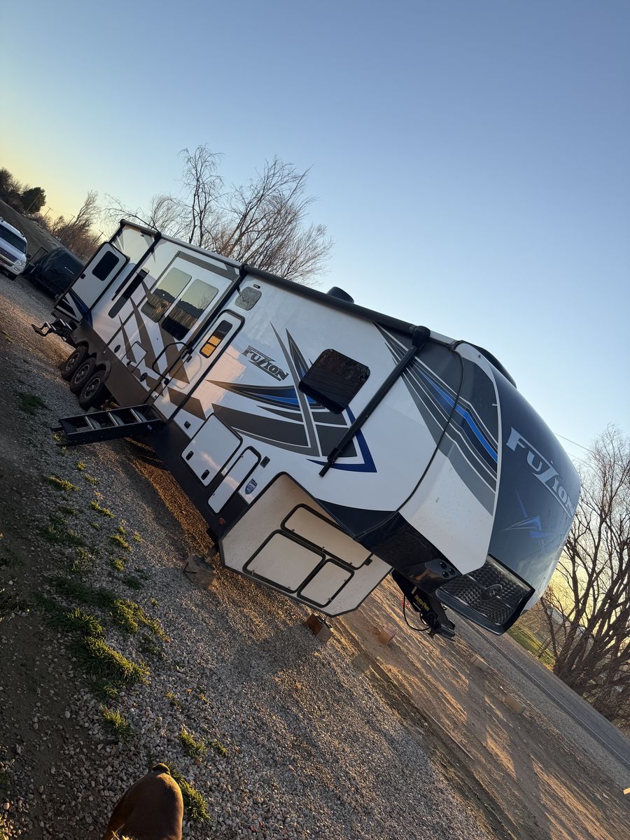 2021 Fuzion 419 Toy hauler w/15' Garage $59,500
