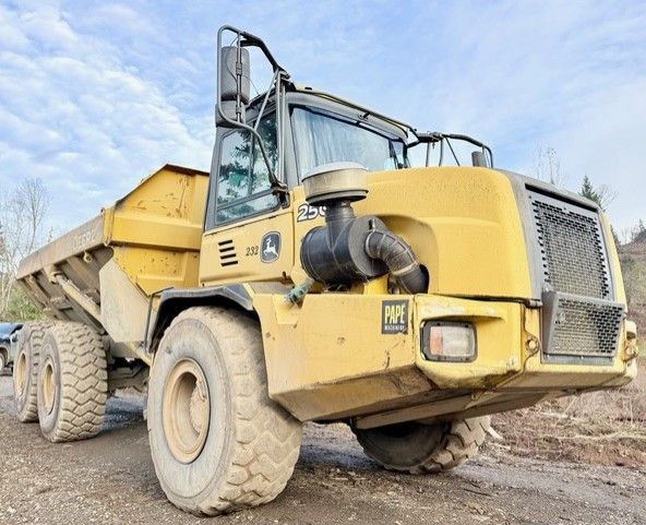 John Deere 250D Off Highway Truck