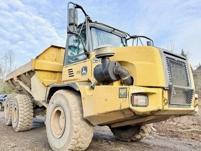 John Deere 250D Off Highway Truck