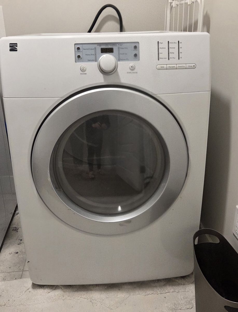 Kenmore eletric dryer machine very spacious.