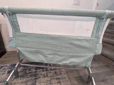 Dream On Me Skylar Bedside Sleeper Bassinet - Mint Green