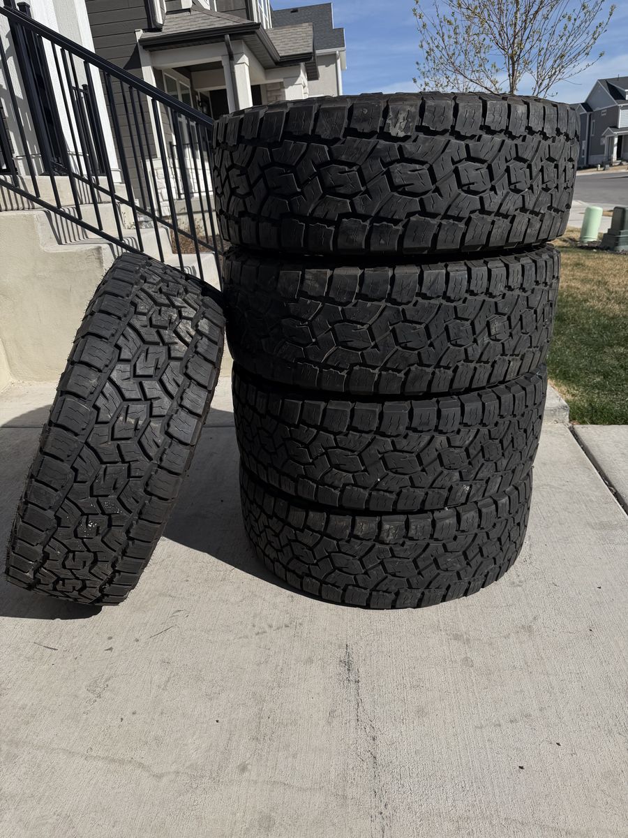 35/12.50R17 Toyo AT3 Load E like new