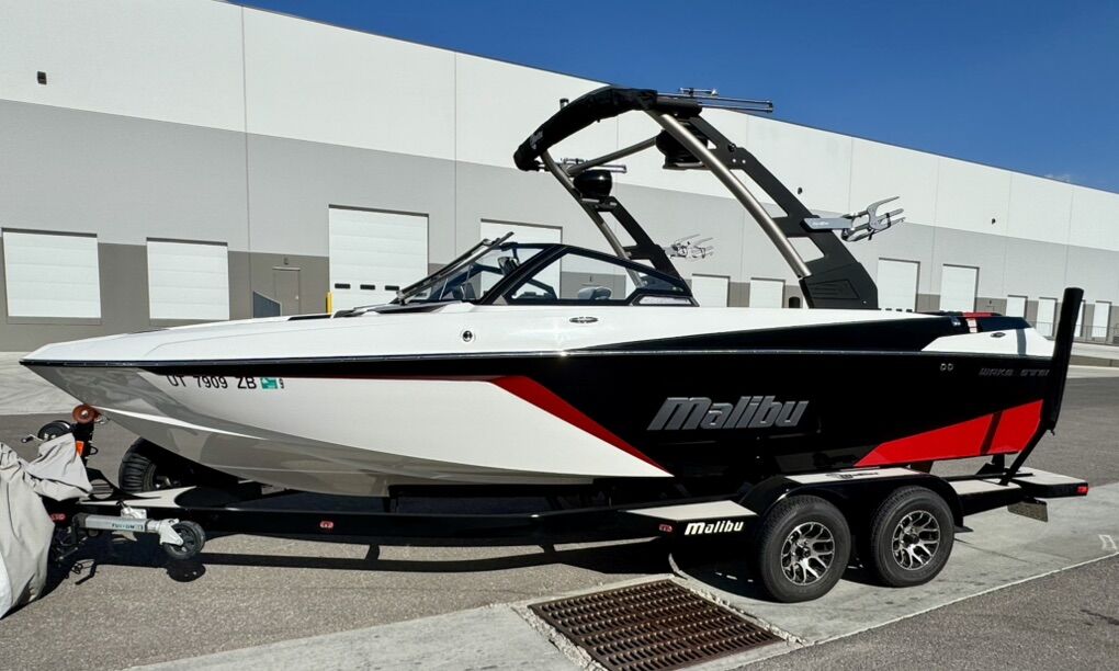 2021 Malibu Wakesetter 22' LSV  - Only 69 Hrs